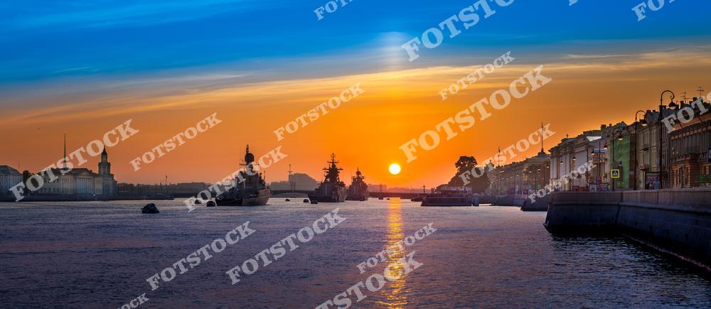 Конвой военных кораблей на реке Неве в Санкт-Петербурге на фоне знаменитых набережных и архитектуры северной столицы России. Величественные военные суда создают атмосферу морской мощи и подчёркивают значение Санкт-Петербурга как важного морского города Российской Федерации. Фотография идеально передаёт масштаб военно-морского флота, красоту городской панорамы и атмосферу исторического Петербурга. Изображение отлично подходит для публикаций о военном флоте, морской тематике, истории России, туризме, городских пейзажах и достопримечательностях Санкт-Петербурга.